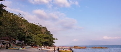 Perto da praia, espreguiçadeiras