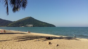 Plage à proximité, chaises longues