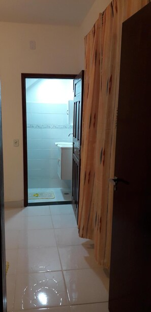 Douche, sĂšche-cheveux, serviettes fournies, savon