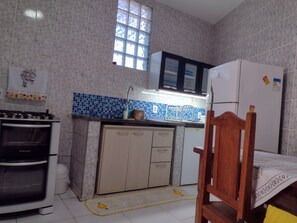 Frigorífico, horno, placa de cocina y cafetera o tetera