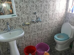 Shower, towels - Riverside Duplex Guest House (Thimphu)