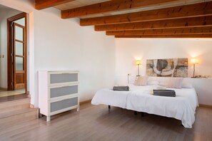 4 bedrooms, iron/ironing board, free WiFi, bed sheets