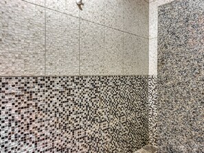 Double Room | Bathroom | Shower, free toiletries, towels, toilet paper - OYO Estrela Dalva, São Paulo (São Paulo)