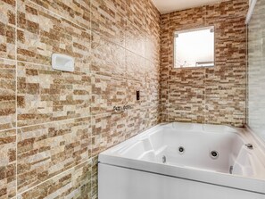 Superior Double Room | Bathroom | Shower, free toiletries, towels, toilet paper - OYO Estrela Dalva, São Paulo (São Paulo)