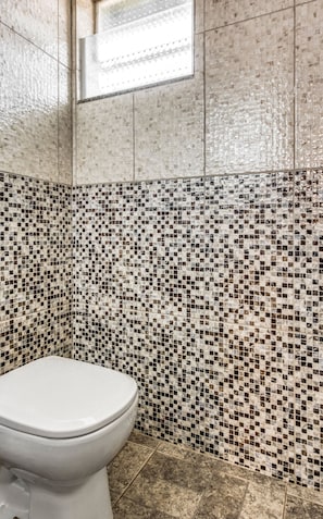 Superior-Doppelzimmer | Badezimmer | Dusche, kostenlose Toilettenartikel, Handtücher, Toilettenpapier