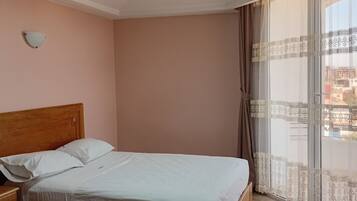 Työpöytä, kannettavalle tietokoneelle sopiva työtila, ilmainen Wi-Fi