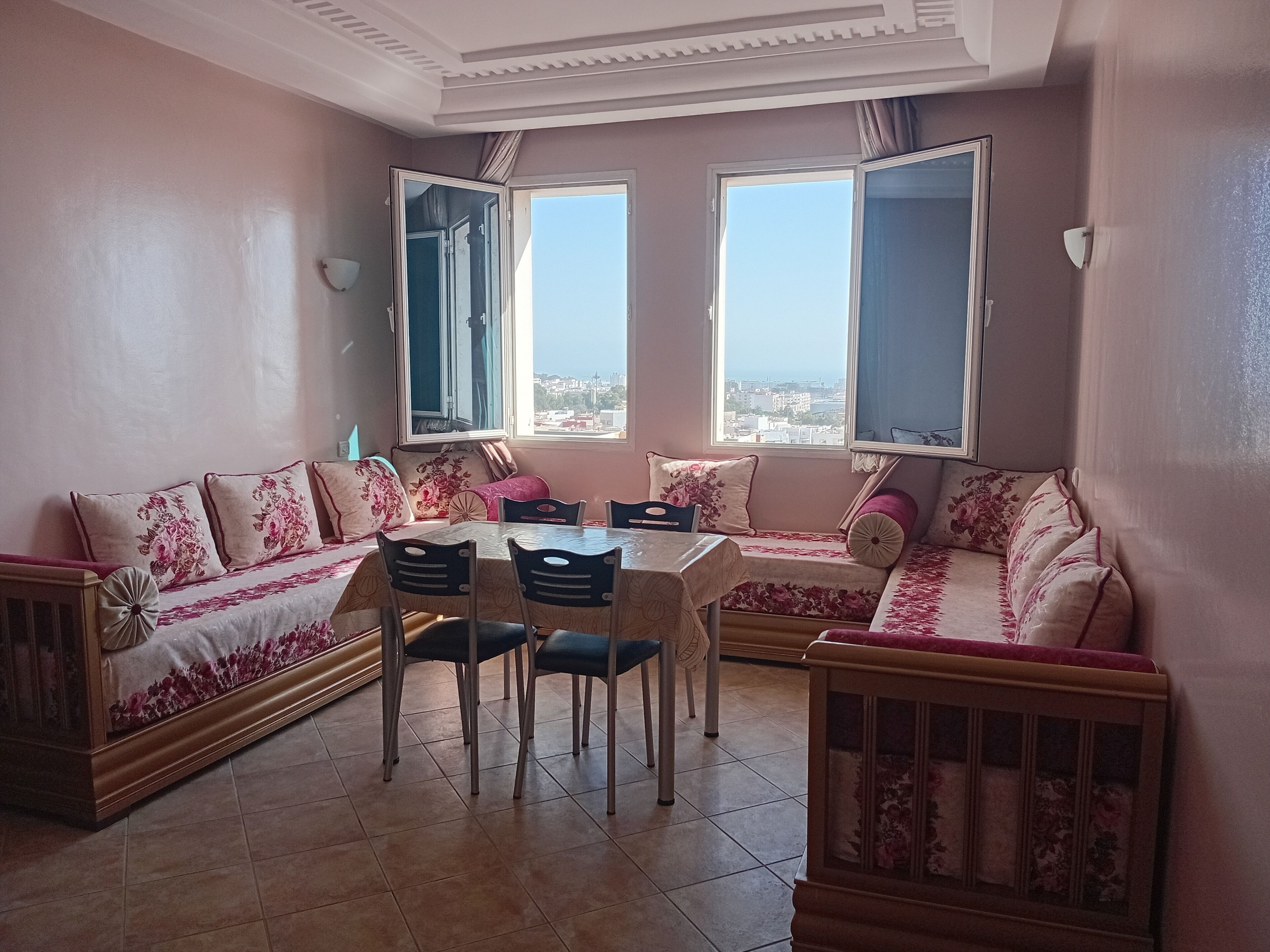 스탠다드 아파트 | 거실 공간 | 위성 채널 시청이 가능한 32인치 LCD TV, TV