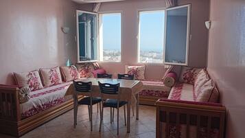 Standaard appartement | Woonruimte | Een 32-inch lcd-televisie met satellietzenders en televisie