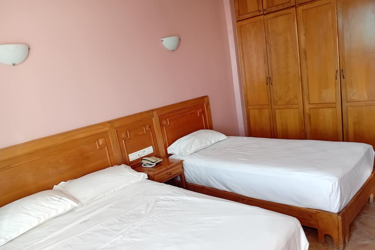 City Apartment | Desk, laptop workspace, free WiFi, bed sheets