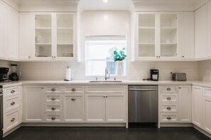 Private kitchen - Enjoy Beverly Hills in this well appointed 3 bedroom apartment! (Beverly Hills)