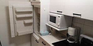 Frigorífico, microondas, placa de cocina y lavavajillas