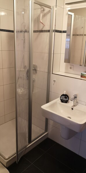 Een douche, een haardroger, handdoeken