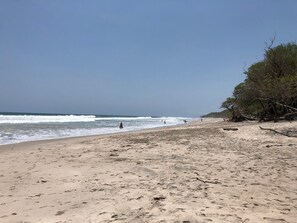 Aan het strand, ligstoelen aan het strand, strandlakens