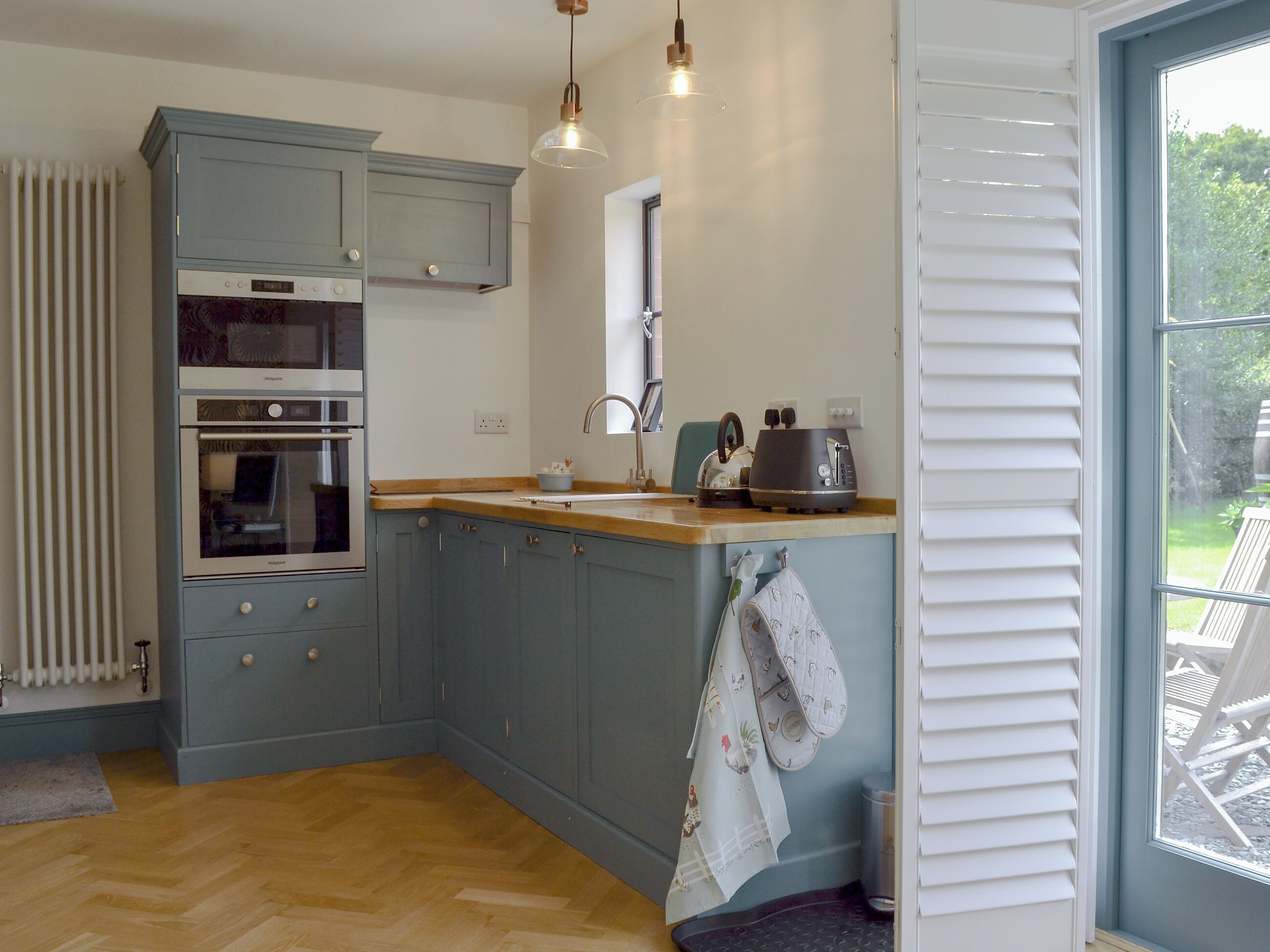 Oppvaskmaskin, høy barnestol og kjøkkenutstyr