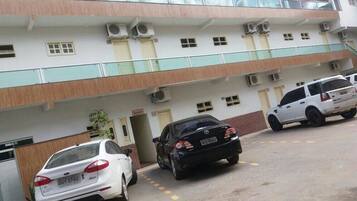 موقف سيارات