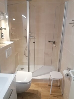 Ensemble douche/baignoire, sĂšche-cheveux, savon, papier toilette