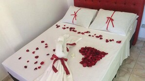 Minibar, bed sheets - Pousada Dolce Vita (Itanhaém)