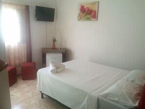 Minibar, bed sheets - Pousada Dolce Vita (Itanhaém)