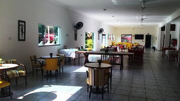 Café da manhã com buffet grátis todos os dias