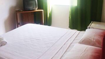 Frigobar, roupa de cama