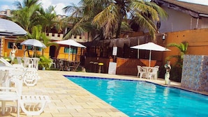 Outdoor pool, pool umbrellas, sun loungers - Pousada Dolce Vita (Itanhaém)