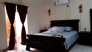 Quarto luxo, 1 cama Queen | Wi-Fi de cortesia, roupa de cama
