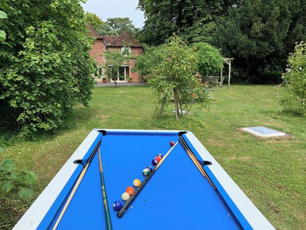 A pool table in a grassy outdoor area with a brick building in the background. - 3 bedroom accommodation in Hollingbourne (Hollingbourne)