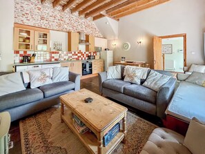 Living area - 3 bedroom accommodation in Hollingbourne (Hollingbourne)