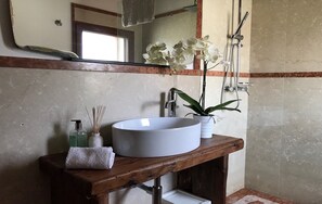 Superior Double Room, Terrace, Garden View | Bathroom - B&B Tenuta della Duchessa (Porto Viro)