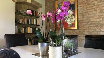 Tägliches inbegriffenes kontinentales Frühstück