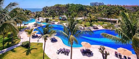 Piscina a l'aire lliure i piscina climatitzada