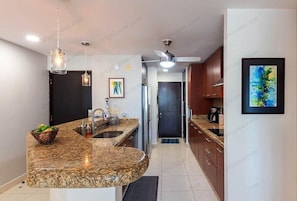 Geladeira, micro-ondas, fogão, cooktop