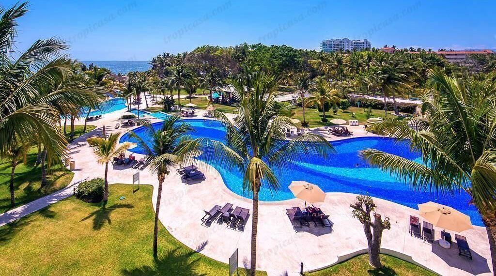 Una piscina al aire libre, una piscina climatizada