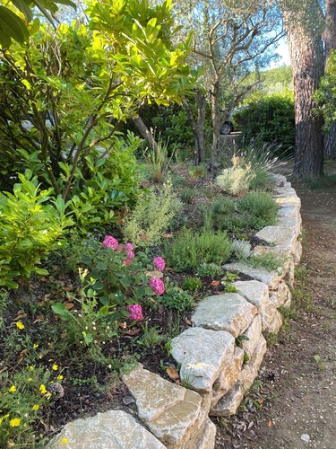 Charming mazet in a calm and soothing environment.