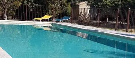 حمّام سباحة خارجي، حمّام سباحة مُدفَّأ