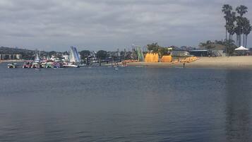 Beach nearby, sun loungers, beach towels