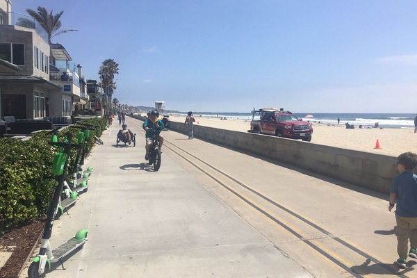 Tæt på stranden, liggestole, badehåndklæder