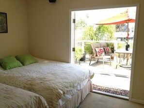 2 bedrooms, iron/ironing board, free WiFi, bed sheets - Tropical House! Open May 30-June 6.  Low rates. Prime location!  Bright & Quiet (San Diego)