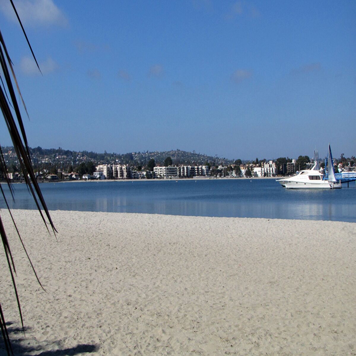 Beach nearby, sun-loungers, beach towels