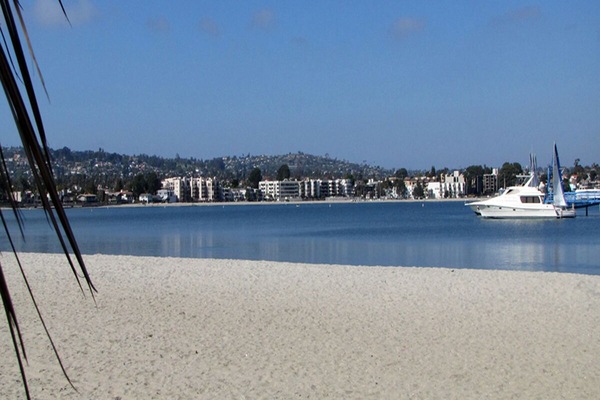 Vlak bij het strand, ligstoelen aan het strand, strandlakens