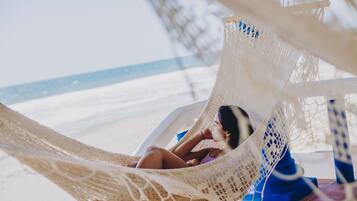 在海滩、沙滩椅、沙滩毛巾