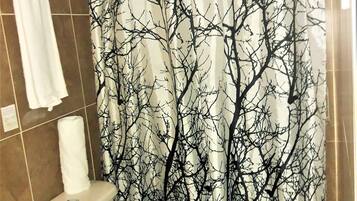 Kamar Double Klasik | Kamar mandi | Shower, pengering rambut, handuk, dan sabun