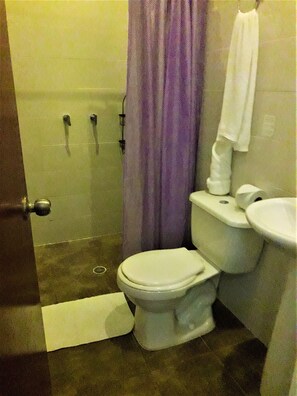 Economy Single Room | Bathroom | Shower, hair dryer, towels, soap - Casa 954 (Cartagena)