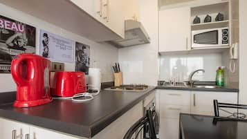 Jääkaappi, mikroaaltouuni, uuni, kahvin-/teenkeitin