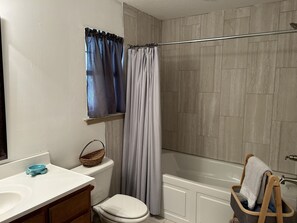 Baignoire, sèche-cheveux, serviettes fournies, savon