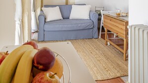 A cozy room with a checkered sofa, a wooden desk, and a radiator. - Quinta do Casal de S. Miguel de Soutelo (Vila Verde)
