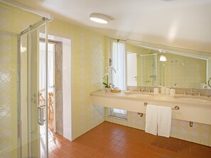 Departamento superior, 1 habitación, vista a la alberca | Baño | Amenidades de baño gratuitas y toallas 