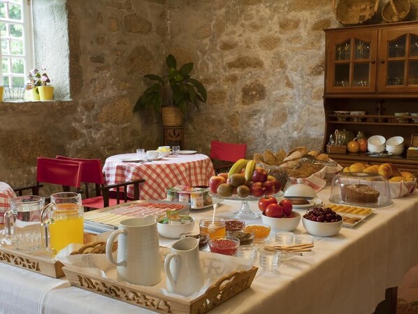 每日供應吃到飽早餐 (每人 EUR7.5)