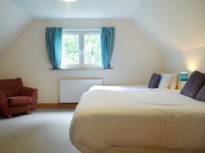 3 bedrooms, free WiFi, bed sheets - 3 bedroom accommodation in Ecclefechan, near Lockerbie (Ecclefechan, near Lockerbie)