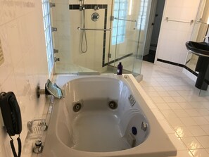 Bruser, boblebadekar, hårtørrer, håndklæder